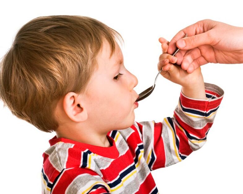 A child drinks medicine to remove parasites